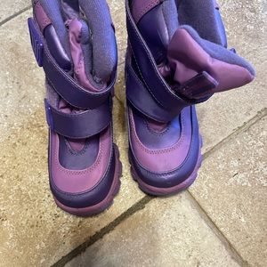 Toddler girl purple snowboots.  Like new condition.  Size 9.